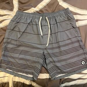 Vuori Kore Short. Grey, XL
